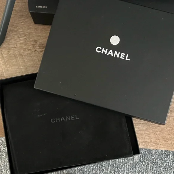 CHANEL Pearl and Silver Logo Necklace - Picture 6 of 8